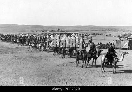 Palästina: Osmanisches Kamelkorps bei Beerscheba (Be'er Sheva, BI'r as-SAB`) während der ersten Suez-Offensive im Ersten Weltkrieg 1915. Palästina ist ein Name für die geografische Region zwischen dem Mittelmeer und dem Jordan. Die Region ist auch bekannt als das Land Israel (Eretz-Yisra'el), das Heilige Land und die Südlevante. 1832 wurde Palästina von Mohammed Alis Ägypten erobert, aber 1840 intervenierte Großbritannien und gab die Kontrolle über die Levante an die Osmanen zurück, als Gegenleistung für weitere Kapitulationen. Am Ende des 19. Jahrhunderts begann die zionistische Einwanderung und die Wiederbelebung des Hebräischen. Stockfoto